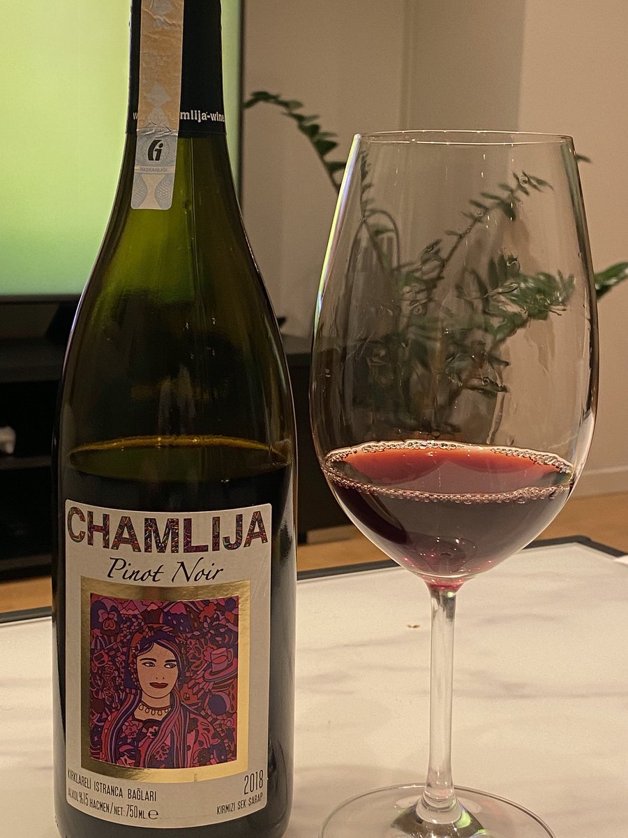 Beni tanıyanlar şarap konusuna çok ilgim olduğunu bilirler. Türkiye’den yeni favori üreticilerimden birisi oldu <a href="/Chamlija/">Chamlija</a> 
Şarapları hakkında çok iyi şeyler okumuş ve duymuştum. Bu yaz bir iki şarabını denedik ve çok beğendik. 3-4 şişe getirdik Norveç’e gelirken. Tavsiye ederim👍