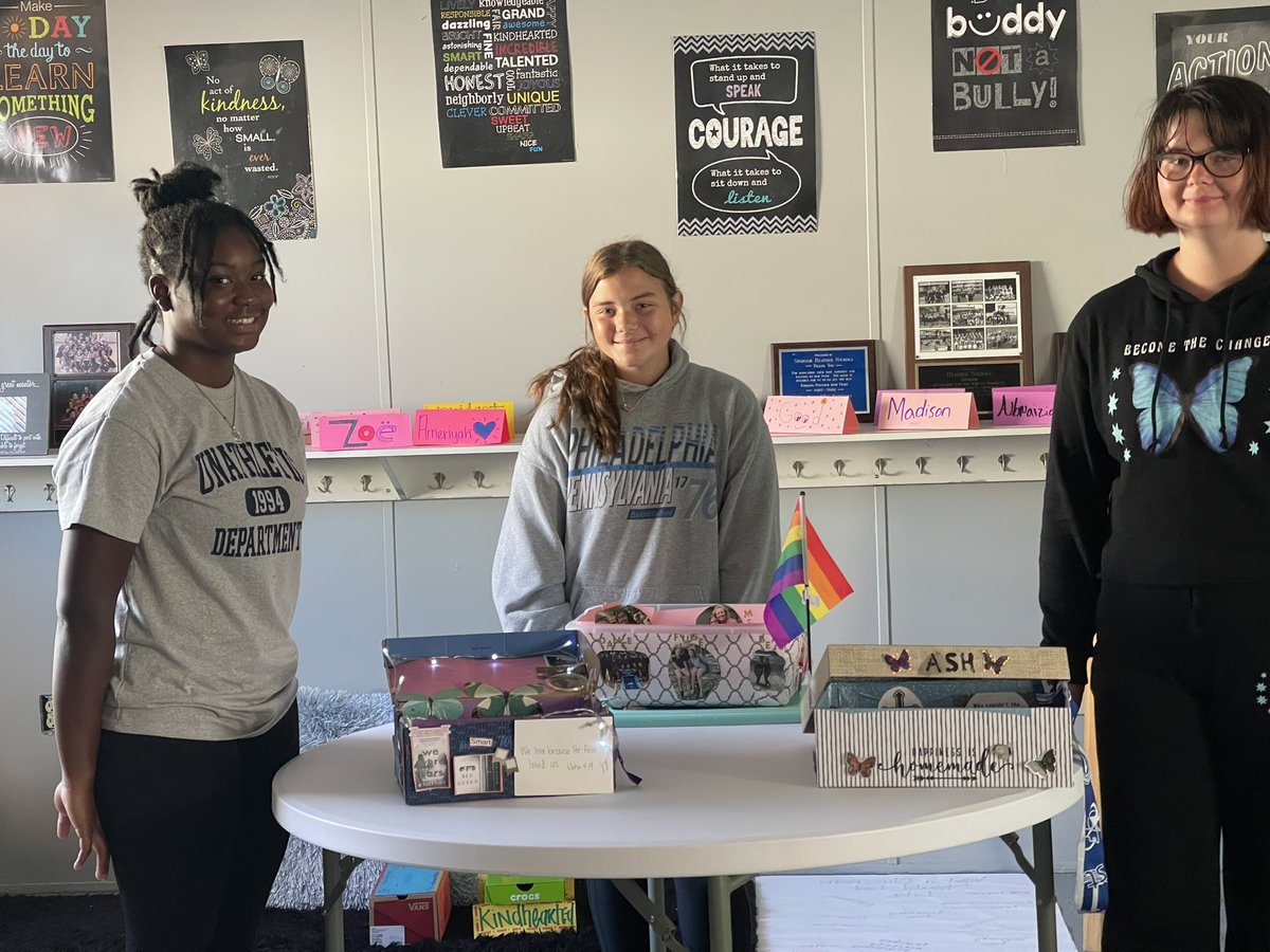 DCS_CTCEast's tweet image. Being confident in yourself is the first step to being a wonderful teacher. @DCSeNews  #TeamDCS
#identityboxes
#theteacherlook
#educatorprep