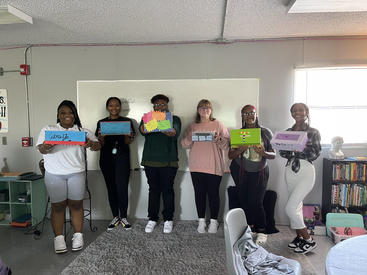 DCS_CTCEast's tweet image. Being confident in yourself is the first step to being a wonderful teacher. @DCSeNews  #TeamDCS
#identityboxes
#theteacherlook
#educatorprep