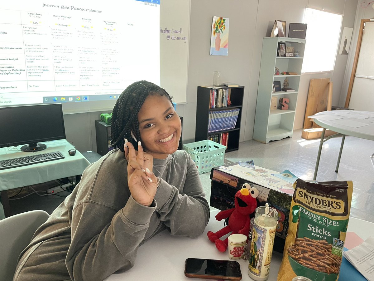 DCS_CTCEast's tweet image. Being confident in yourself is the first step to being a wonderful teacher. @DCSeNews  #TeamDCS
#identityboxes
#theteacherlook
#educatorprep