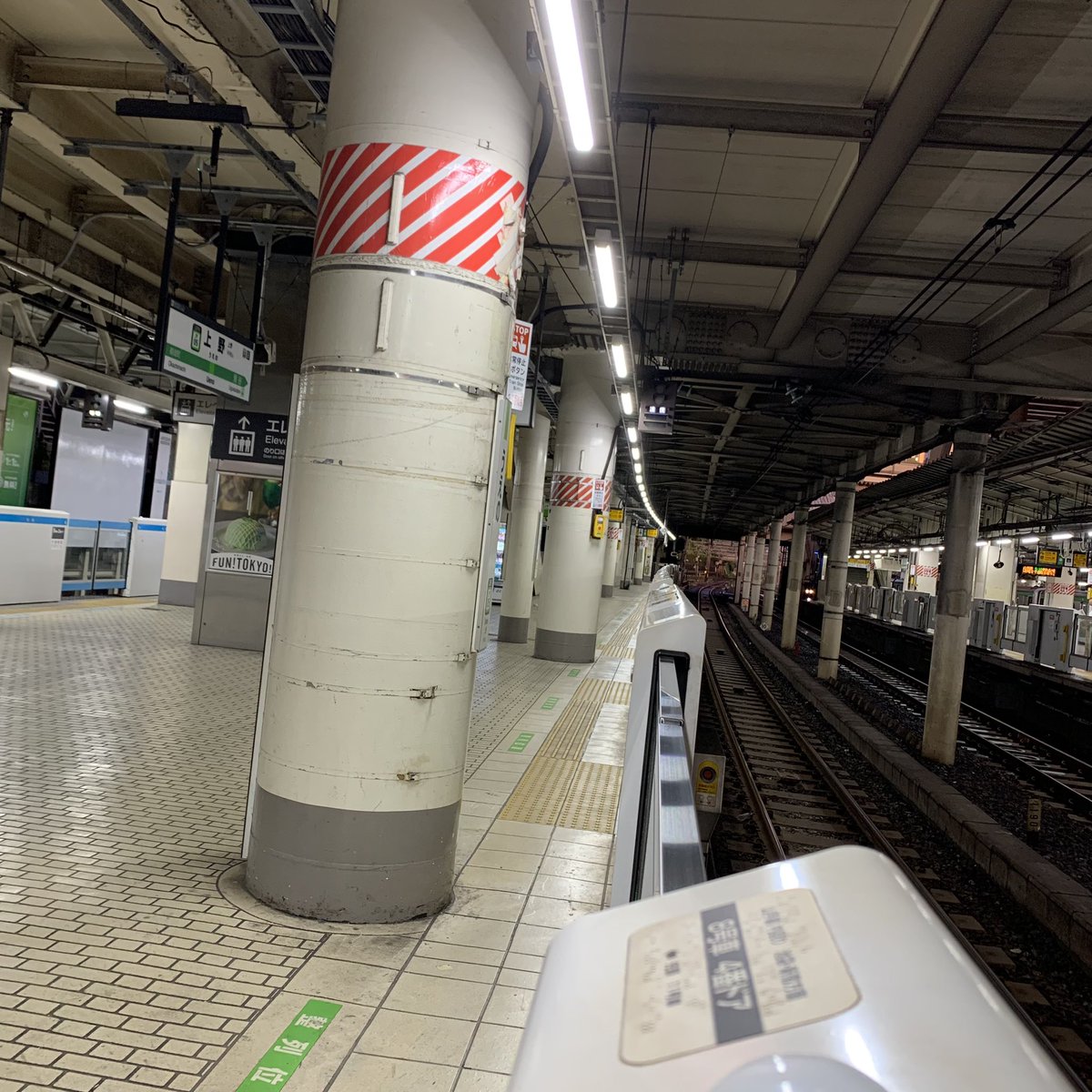 tohlu's tweet photo. ベンチが数席しかない、微妙に優しくない上野駅山手線ホーム→始発って普通に20分とか待つわあみん https://t.co/HvpK78q9gp