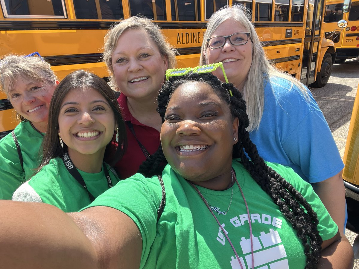 MsFobbs07's tweet photo. So much fun this morning at #AldineConvocation2022! &amp; It was so nice running into @sshowers_s ☺️💕 https://t.co/6bxMoe15py