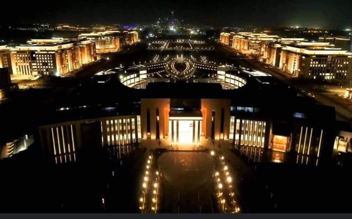stay4live1's tweet photo. تحت حجة ترشيد الاستهلاك، ميدان التحرير في ظلام دامس في مشهد كئيب ، بينما في مدينة العلمين الجديدة، حوالي ١٠٠ ألف لمبة في مباني تحت الإنشاء وكذلك العاصمة الإدارية الجديدة كلها مضاءة طول الوقت مع انها بلا سكان فقط من اجل المنظرة #لازم_تحرك_شعبي #مش_هيرحل_غير_بالقوه https://t.co/WAvM9ReT0d