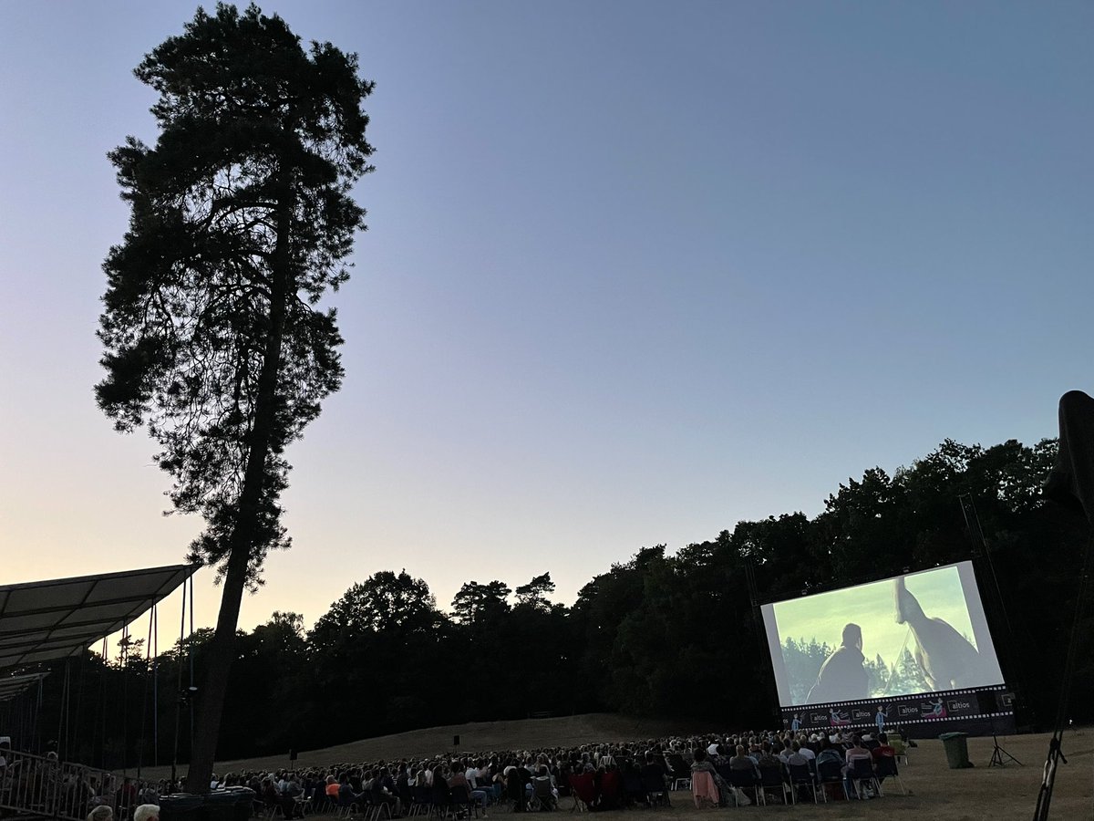 j_kops's tweet photo. @openluchtfilm festival is begonnen! #olff22 🦖🦕 @VueCinemasNL 🌳🌲 https://t.co/HZTH1uoSpG