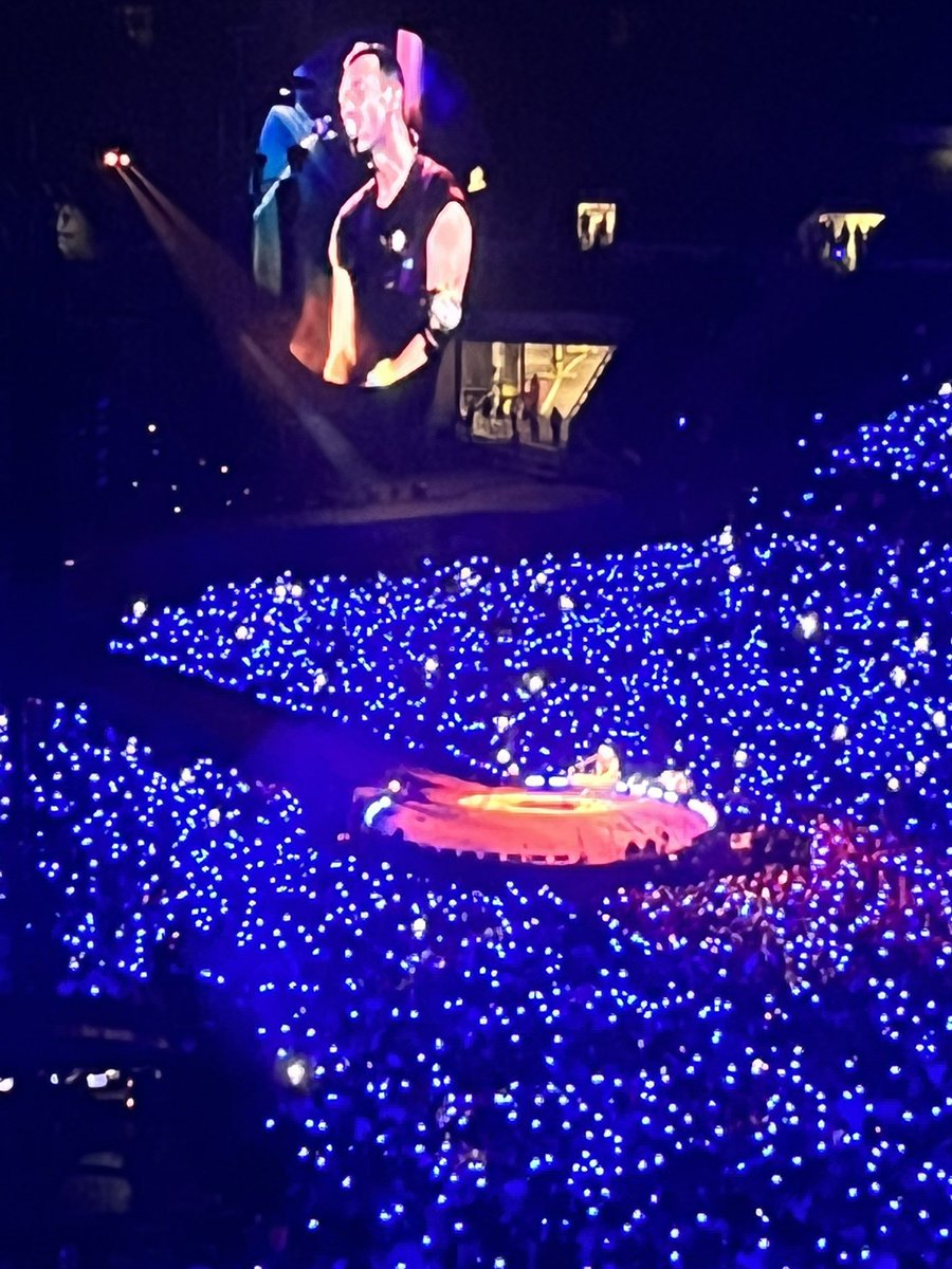 debleahy's tweet photo. @coldplay @wembleystadium https://t.co/VRvI4S1Pay
