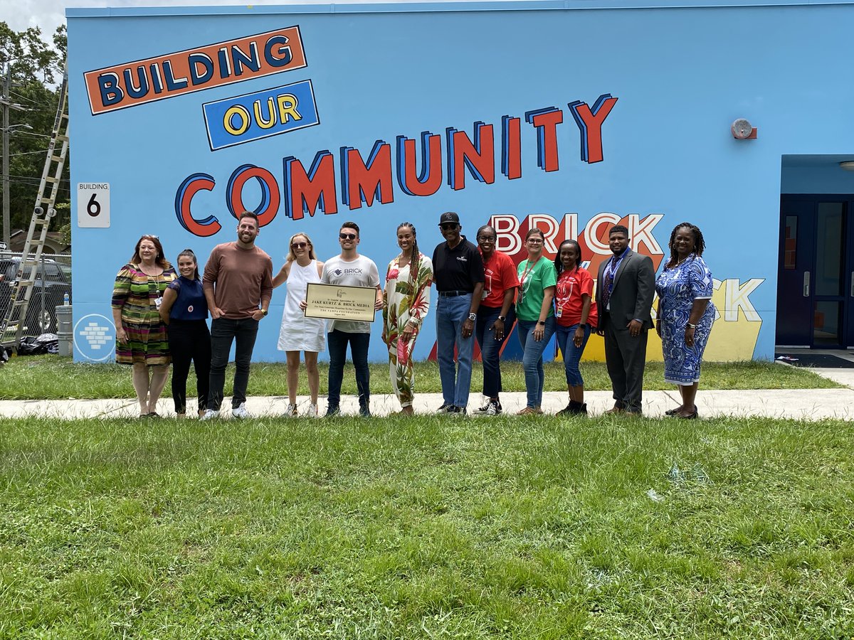 HillsboroughSch's tweet photo. "On its own, a brick can't do anything, but together bricks create a foundation for success." 🧱♥️🤝

In partnership with @TampaFoundation and Brick Media Group, @EdisonTampa unveiled their new campus mural today. https://t.co/TaEM4t4qwy