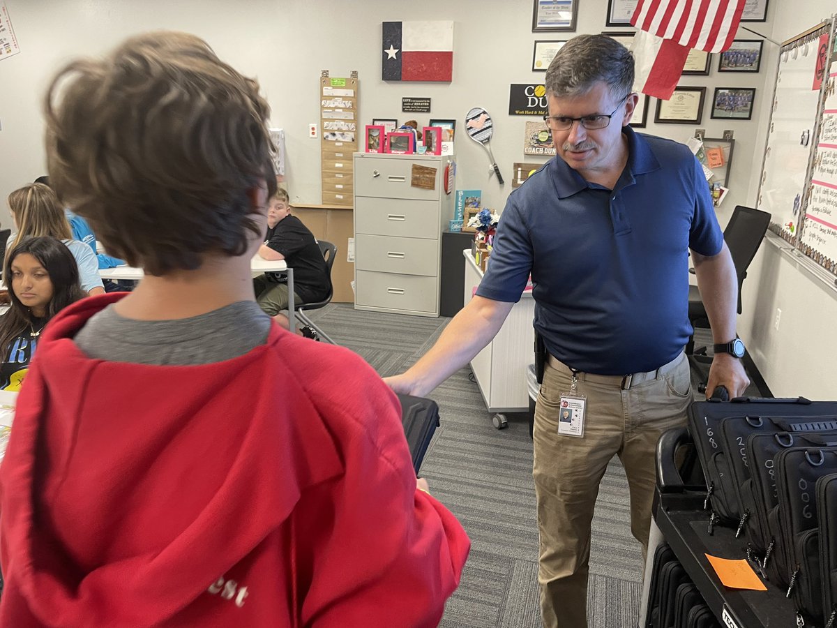 InnovateCISD's tweet photo. Laptops are all passed out 🎉 A HUGE shoutout to the amazing staff at @IMMSLions for making this process so smooth! 💯
#CISDBetterTogether #CastleberryISD #CISDInnovation #ChooseCastleberry @McDjJavi @msbearce https://t.co/MlEbOLoTqy