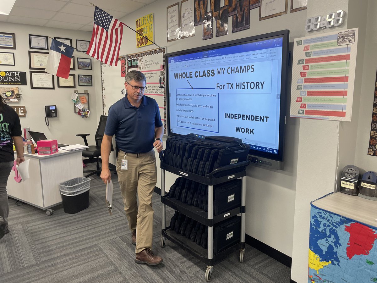 InnovateCISD's tweet photo. Laptops are all passed out 🎉 A HUGE shoutout to the amazing staff at @IMMSLions for making this process so smooth! 💯
#CISDBetterTogether #CastleberryISD #CISDInnovation #ChooseCastleberry @McDjJavi @msbearce https://t.co/MlEbOLoTqy