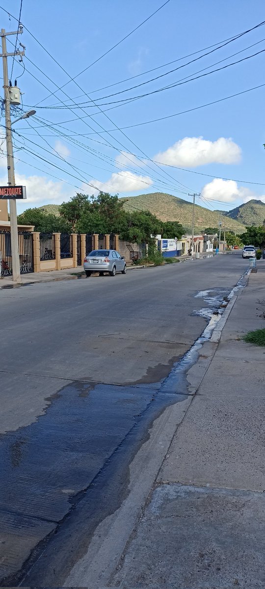 GINAPUGAOSUNA's tweet photo. En la calle Oscar Ruiz Almeida entre BC y guerrero estan 3 fugas agua hace casi el año, todos los vecinos hemos reportado semana tras semana y el agua corre hasta la última calle pavimentada de la colonia..... tendremos que esperar a que se haga el socavón y accidente... https://t.co/At1A4HO1zt