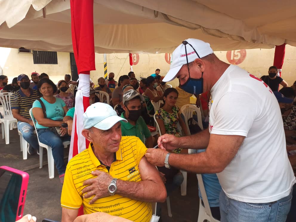 Un punto de vacunación para la inoculación contra el virus Sarv-Cov-2 Cov-2 transmisor de la Covid-19,  toxoide y rutina está funcionando en el estacionamiento de la Fundación Carúpano donde se realiza una jornada de entrega de medicamentos y pañales