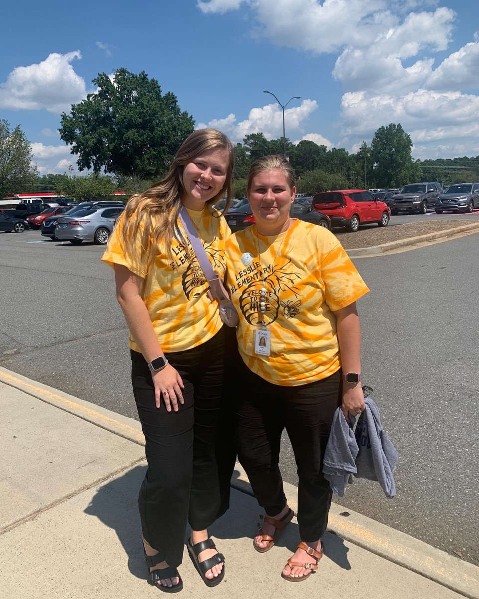 RHHSTC101's tweet photo. Welcome home RHHS Teacher Cadets Ainsley Clinton and Kaitlyn Blackburn! They will both be teaching 1st grade at Lesslie! In TC, Ainsley worked with 2nd grade at Lesslie, and Kaitlyn worked with 1st grade at Independence! #RockSolid @RockHillSchJob @OzzieAhl2 https://t.co/fYnw8H5Hq5