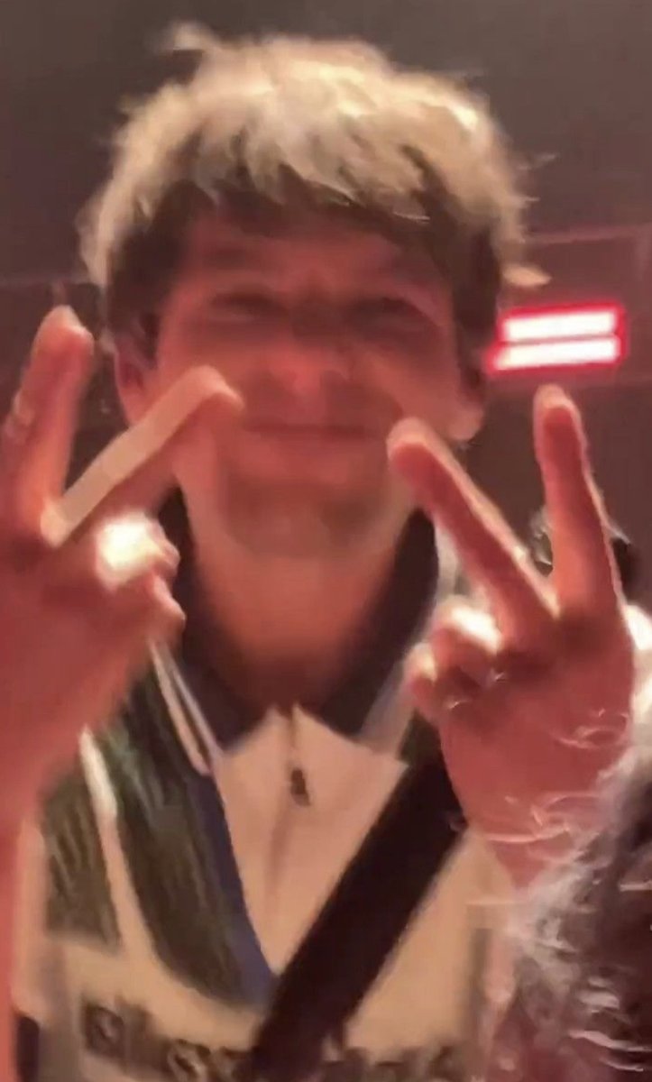 lvckyagaiin's tweet photo. We love you Louis. No way in hell did you deserve to be treated like that. #SorryLouis https://t.co/M7YdQiQm6p