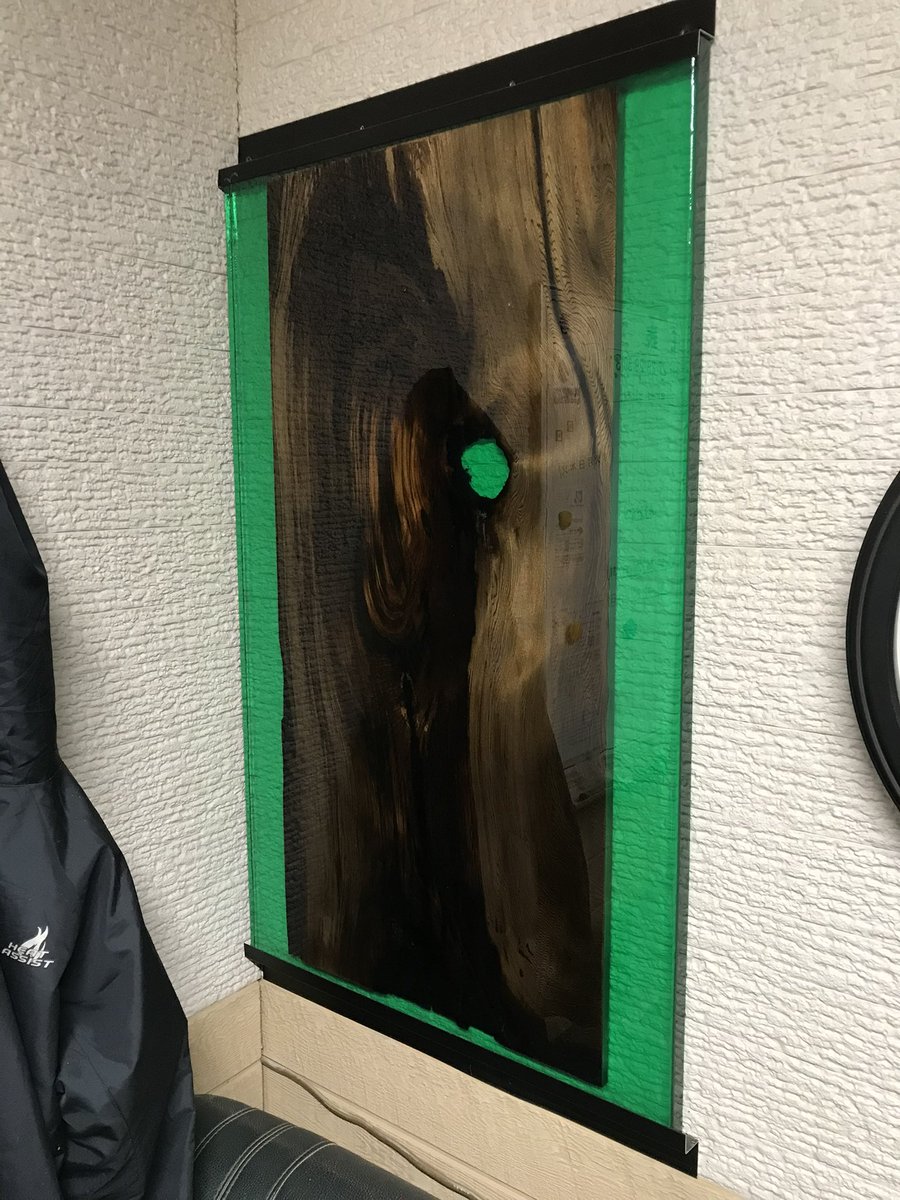 6_js6's tweet photo. エポキシ樹脂を使って製作したテーブル？です。今では壁に飾ってあるだけで用途に困っております💦もしよろしければ購入して下さるかたいらっしゃいませんか😭神代杉を使用していますので深みのある仕上がりになっております。DMお待ちしております🙏😭 https://t.co/OaaeXff72s