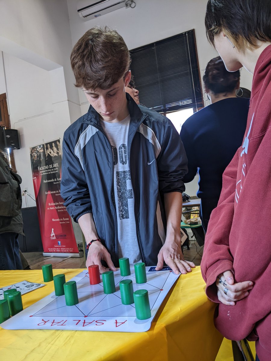 may_Is62's tweet photo. Stand de la Facultad de Exactas con muchos desafíos y juegos matemáticos 🤓 @FCEx_UNICEN #cubo3D #desafios #pineart #caleidoscopio https://t.co/R15d3DDojE