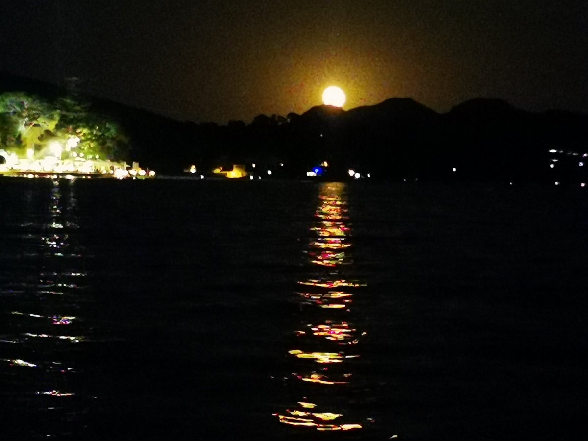 cristinaandra26's tweet photo. Otra de hoy. No me canso de verla
#Luna
#Mallorca
#Pollenza 🙌🏻 https://t.co/YIMDq8vH0R