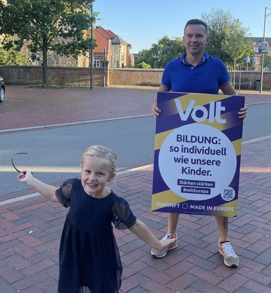 dragic_zeljko's tweet photo. Mit Unterstützung wurden die ersten Plakate aufgehängt und langsam startet der Wahlkampf. Volt und ich persönlich wollen Farbe in den Landtag bringen und ich will mich auch für die Menschen einsetzen, die von der Politik nicht gesehen werden🇩🇪🇪🇺 https://t.co/jWm6srd2sq