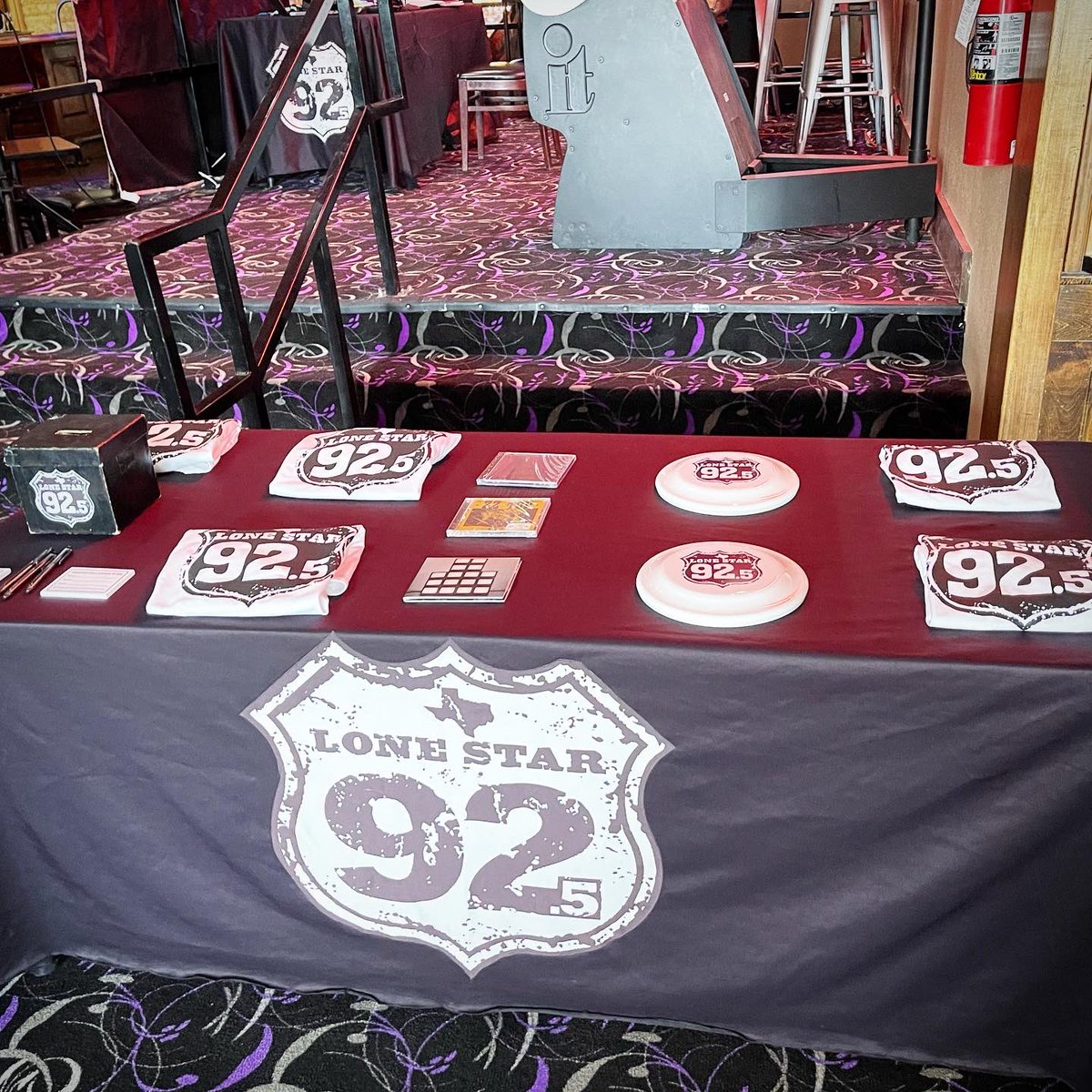 jeffknet's tweet photo. Time for another Bring In The Weekend Party live broadcast from @fatdaddyslive in Mansfield. Great food, drink specials, and your shot to win tickets to see @DefLeppard &amp; @MotleyCrue on 8/22. #BITWP #Lonestar925 #ClassicRock #iHeartRadio https://t.co/lbgr9tFumU