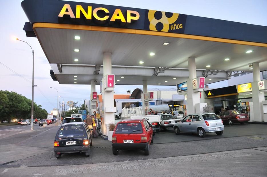 Vicente Iglesias: "#Ancap es de todos los uruguayos y lo que no debe pasar es que Ancap lucre a sus propios dueños".
<a href="/crisricheri/">Cris Richeri</a> #combustibles #nafta
radiocanelones.com.uy/wp/vicente-igl…