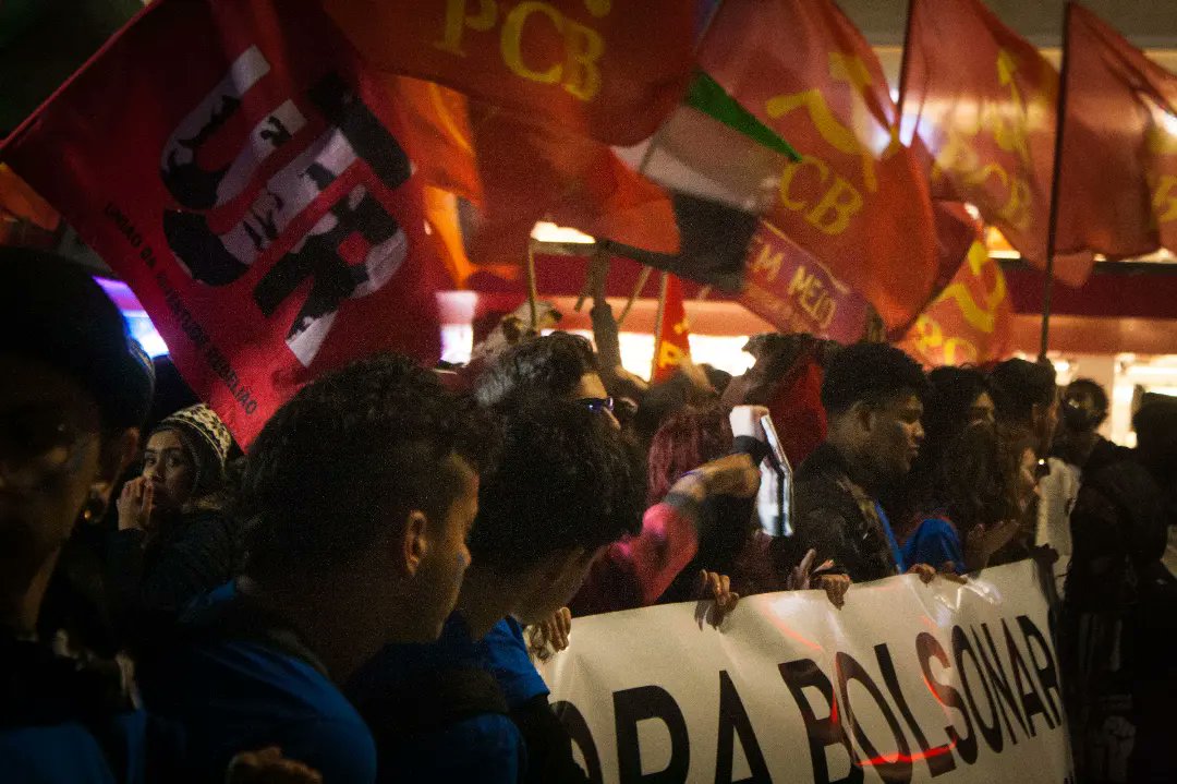 fotoguerrilha's tweet photo. São Paulo: estudantes fizeram um grande ato contra Bolsonaro, ontem, na Avenida Paulista. Entre as diversas falas que ocorreram no decorrer do ato, houveram críticas ao oportunismo de setores burgueses por conta da eleição. 

Fotos: Kauê Pallone/Fotoguerrilha

#ForaBolsonaro https://t.co/u7Ond5gb2E