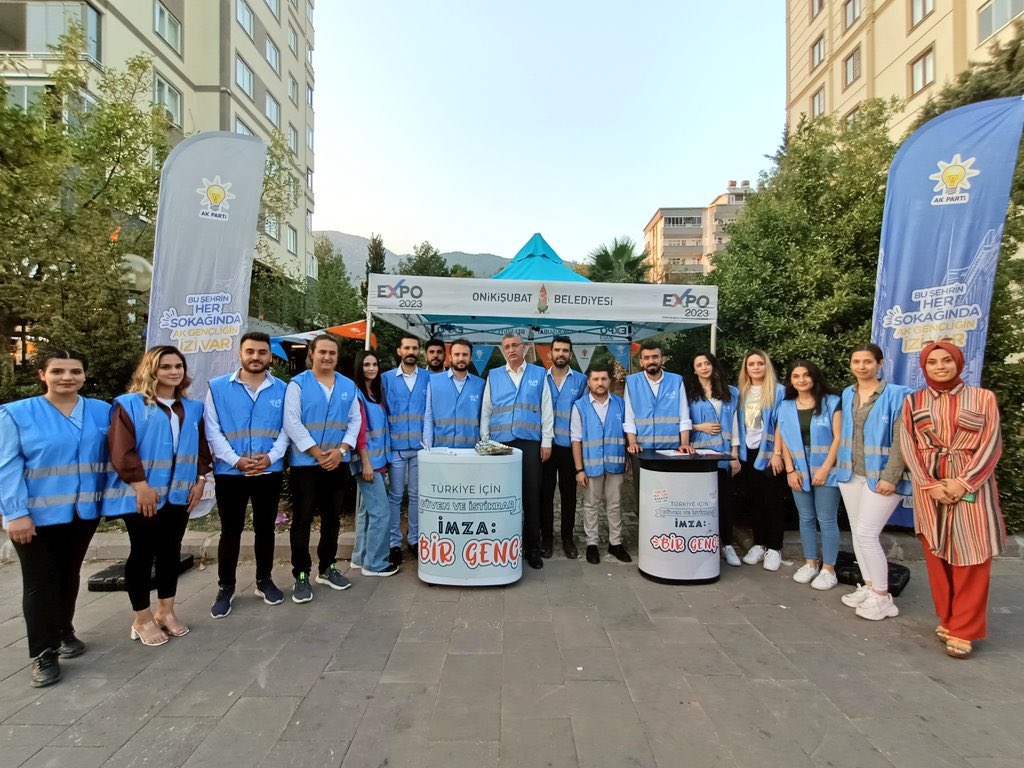akgnconikisubat's tweet photo. 🎇TBMM İçişleri Komisyon Başkanımız Sn. Milletvekillerimiz @celalettingvnc ve İlçe Başkanımız @MucahitKara_ ,Uzun Çarşı'da gençler için açtığımız standımızda bizlerle beraberdi. Bu güzel ziyareti gençlere olan sevgi ve samimiyetleriyle taçlandırdılar.

😉Biz Yine Sizlerleyiz😇 https://t.co/w0LMrStVnO