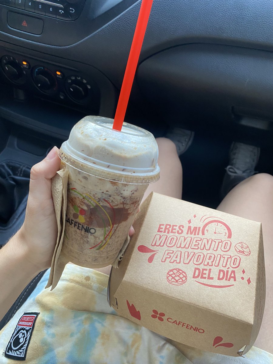 sky_acida's tweet photo. Que bello cuando el Gael me recibió con un kfreeze de Avellana y una dona <3 https://t.co/tfXl6y6u1U