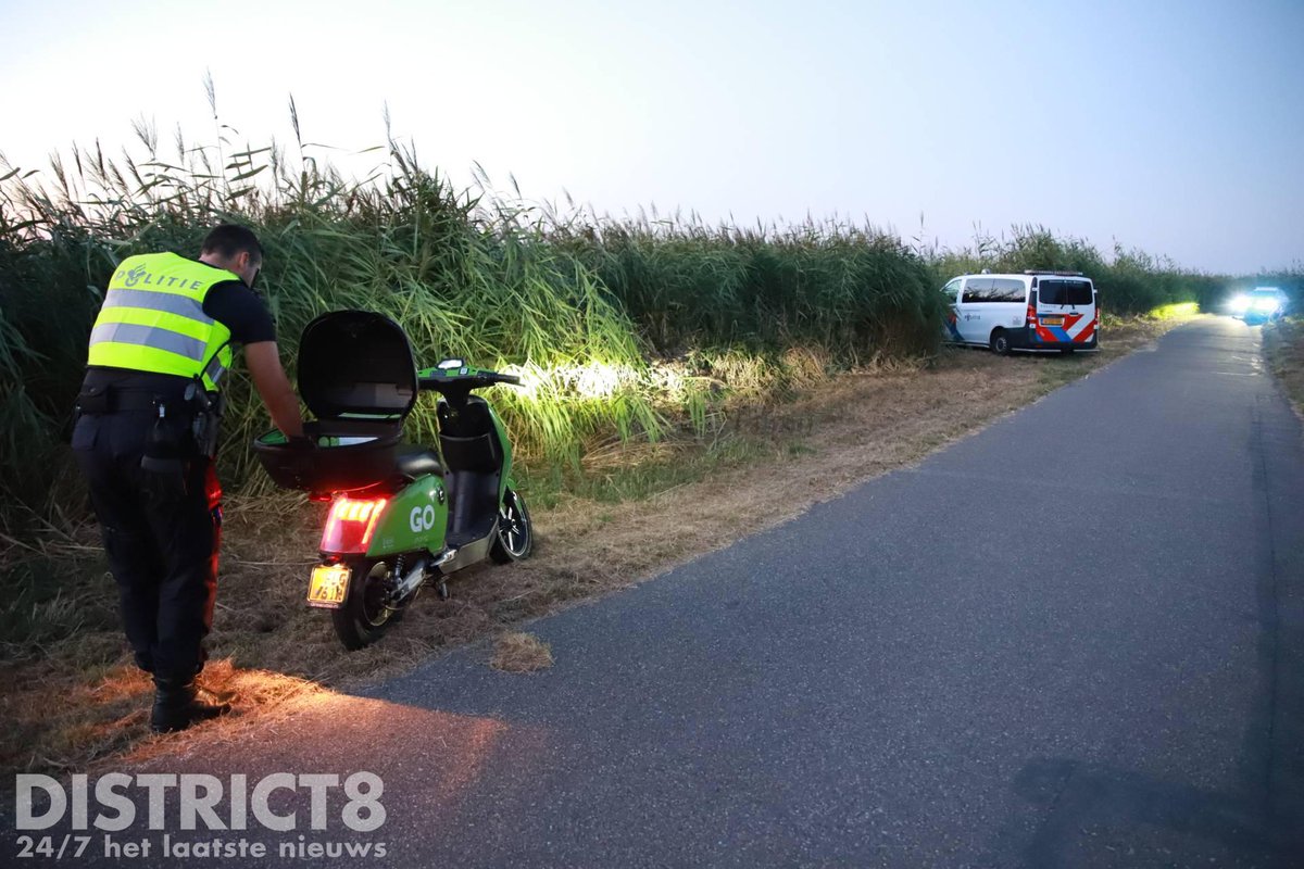 RedactieD8's tweet photo. Twee opzittende van een #goscooter zijn vanavond op de #Vlietweg in #Schipluiden ten val geraakt. Beide raakten daarbij gewond. Een ambulance is ter plaatse gekomen om hun na te kijken. Hoe de opzittende ten val konden raken is niet bekend. https://t.co/wHPx2wucWb