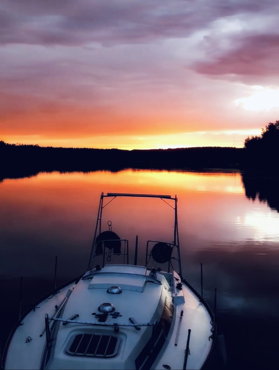 Sky is on fire 🧡 
Saimaa ja kesä tarjoilevat parastaan. #August #saimaa #ristiina #summerevening #Finland