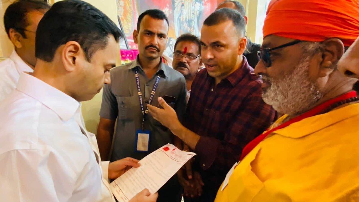 Shri_badi_mata's tweet photo. #shri_badimata_mandir  से लगी एल आई व्ही की जमीन मंदिर ट्रस्ट  के लिए उपयोगी है क्योंकि छोटी बाजार समस्त धार्मिक कार्यों का केंद्र हैं। जगह का आभाव ट्रस्ट के पास होता आया हैं। उक्त संबंध में संज्ञान करवाया। कृपया संज्ञान ले @OfficeOfKNath #nakul_nath #छिंदवाड़ा https://t.co/AptBcXD7ma