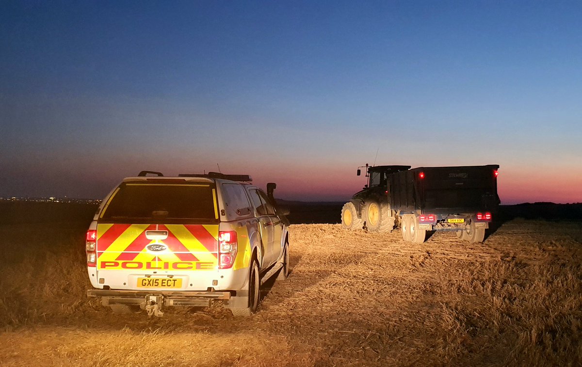 Due to this week's recent heatwave we are finding most farmers still out in the fields getting the harvest in.

An unusual time of night for us to bump into our rural contacts, but a great opportunity to get some face to face updates.
#DM070