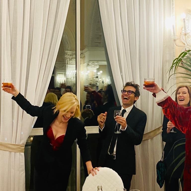 BlanchettMs's tweet photo. There she goes again, celebrating Carol's wrapped, tho is #vff2020..ππΎ https://t.co/KsepPRY0ey