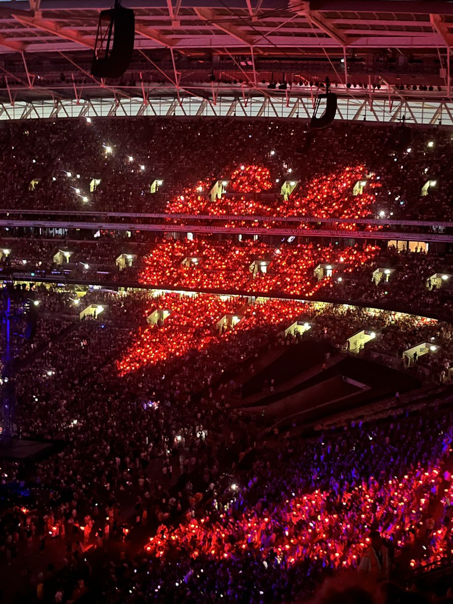 debleahy's tweet photo. Lotta love for @coldplay @wembleystadium #MOTSWT https://t.co/xn5rCafT4d