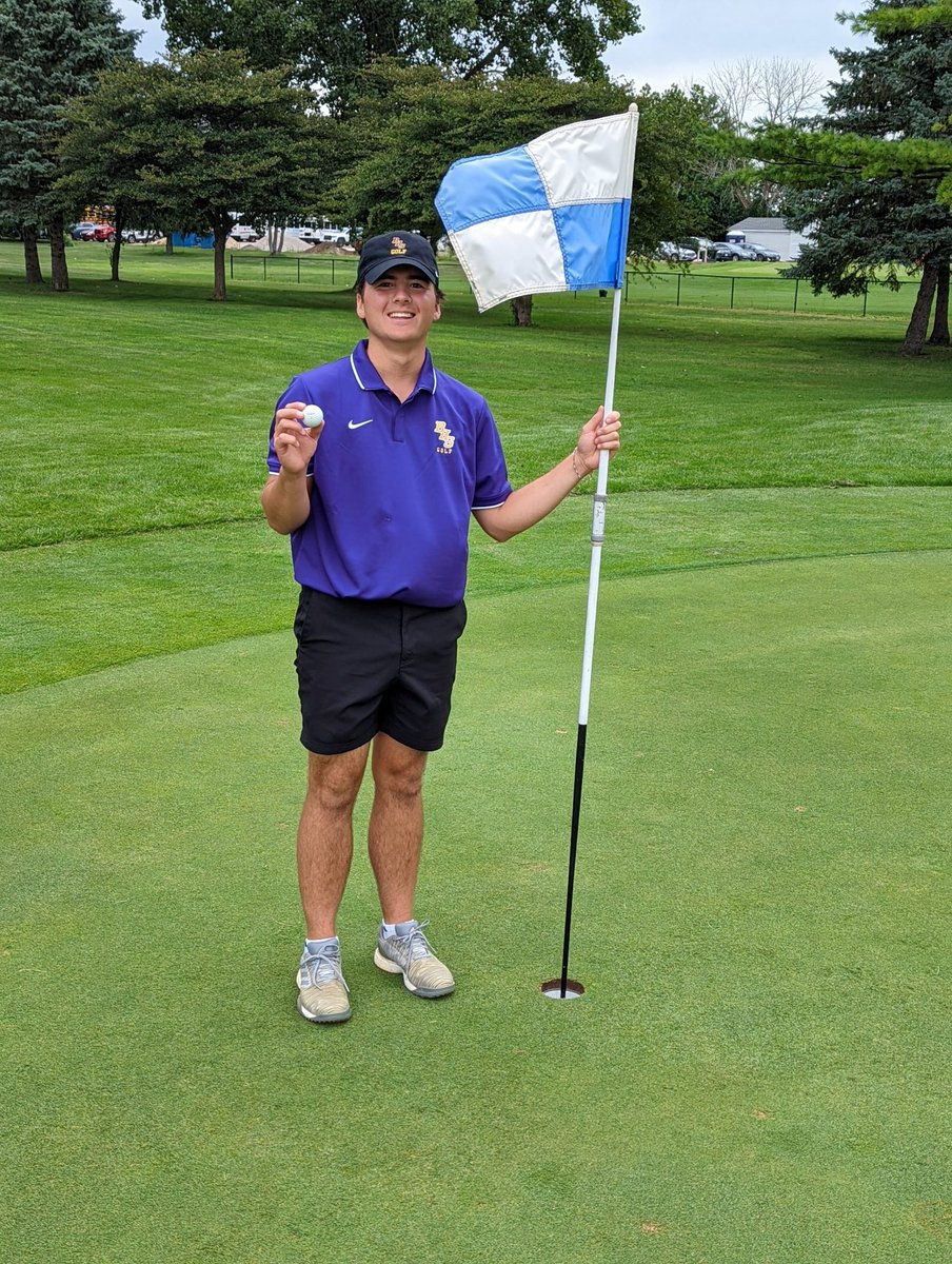 BHSRaiderSports's tweet image. Raider boys golf starts the season off with a bang!

David Ferrier sinks a hole in 1 on hole #10 on the U of I blue course! 130 yards with a gap wedge.