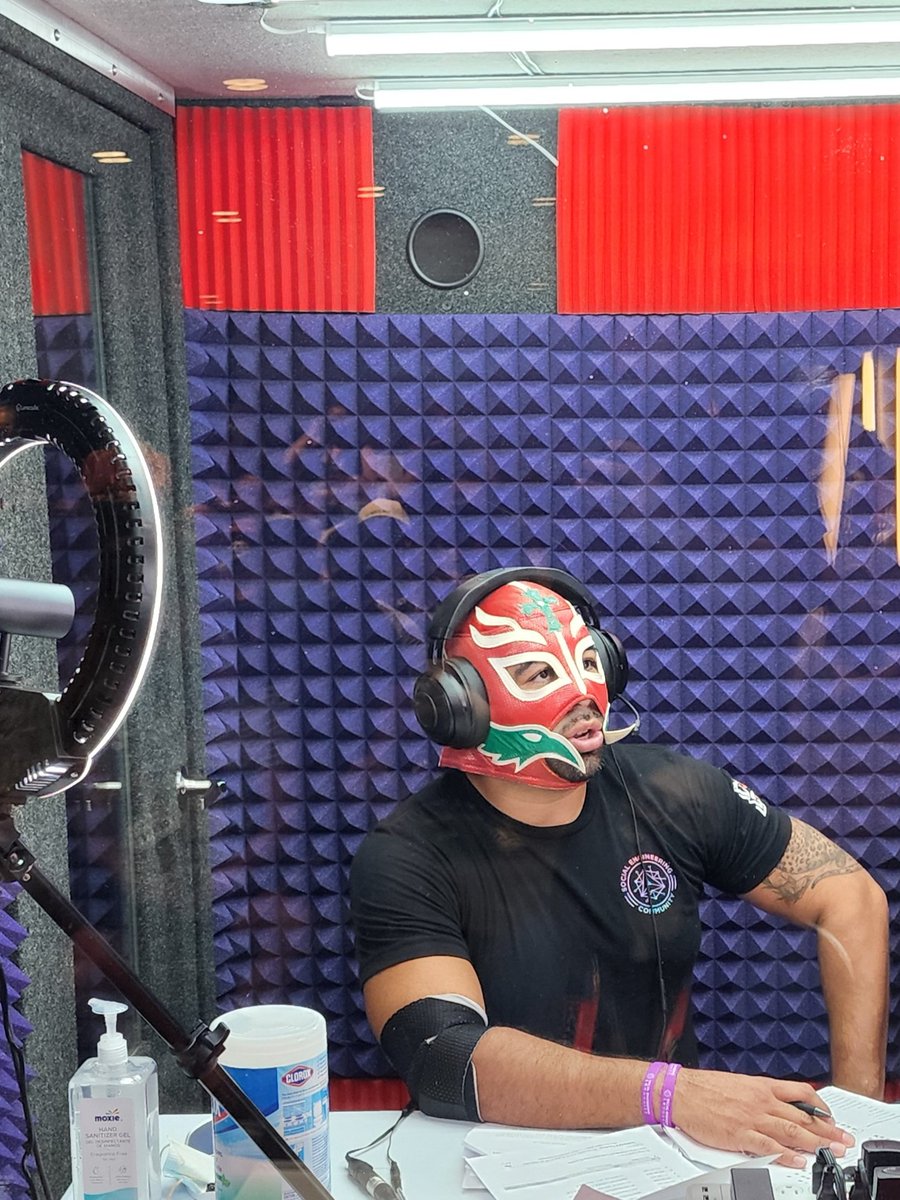 JC_SoCal's tweet image. The @sec_defcon is at another level. The competitors are taking their wardrobe points seriously! Including a Lucha libre to college student / dad!