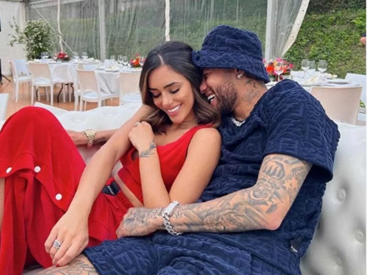 tracklist's tweet photo. Bruna Biancardi anunciou em suas redes sociais o término do seu relacionamento com Neymar. https://t.co/gIIz9uB7Gk
