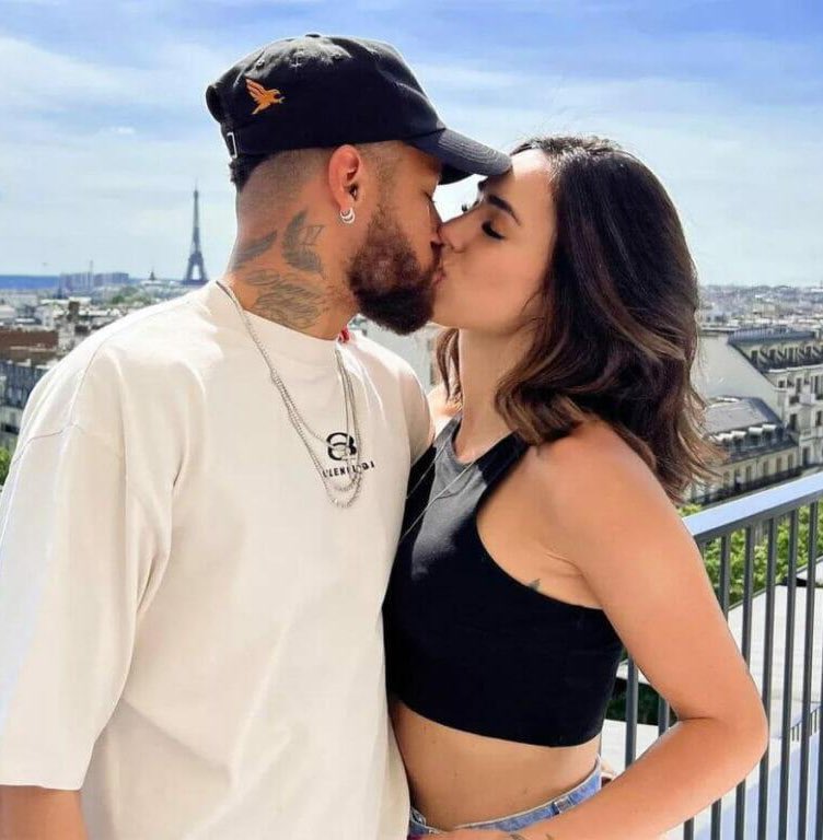 tracklist's tweet photo. Bruna Biancardi anunciou em suas redes sociais o término do seu relacionamento com Neymar. https://t.co/gIIz9uB7Gk