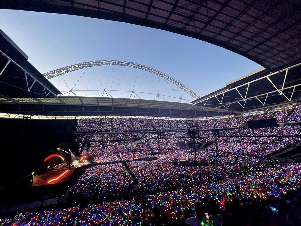 Coldplay's wristbands looking great under the London summer sunset this evening 🙌

📸 <a href="/clubwembley/">Club Wembley</a> 
🇬🇧 #ColdplayWembley