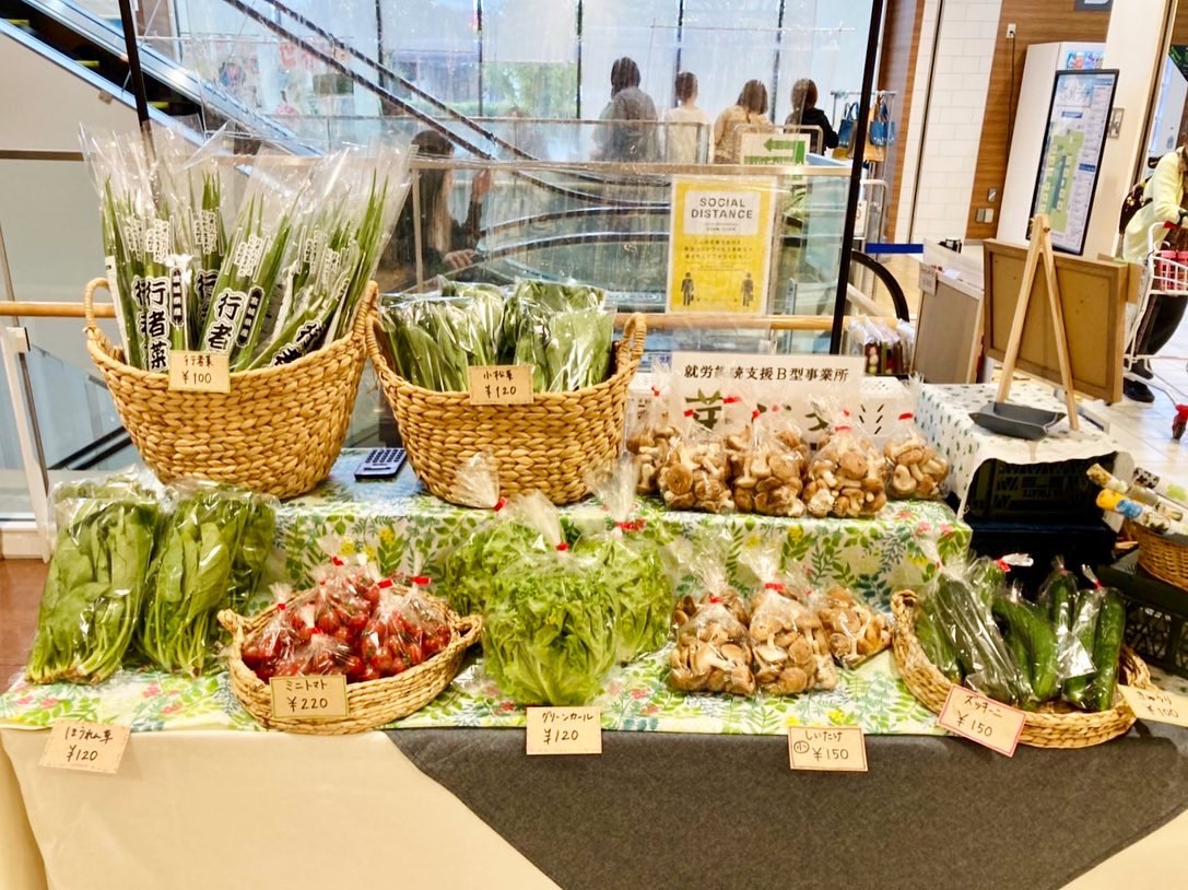 GrowmaslowNAT's tweet photo. 【出店のお知らせ】
ふれララに出店します❗️
採れたての新鮮な夏野菜や工芸品を販売します。
是非、お立ち寄りください🙇

日にち：2022年8月18日(木)・19日(金)
時  間:10時〜18時
場  所:ララガーデン���町 1階 おとのひろば https://t.co/agZv4TgcsW