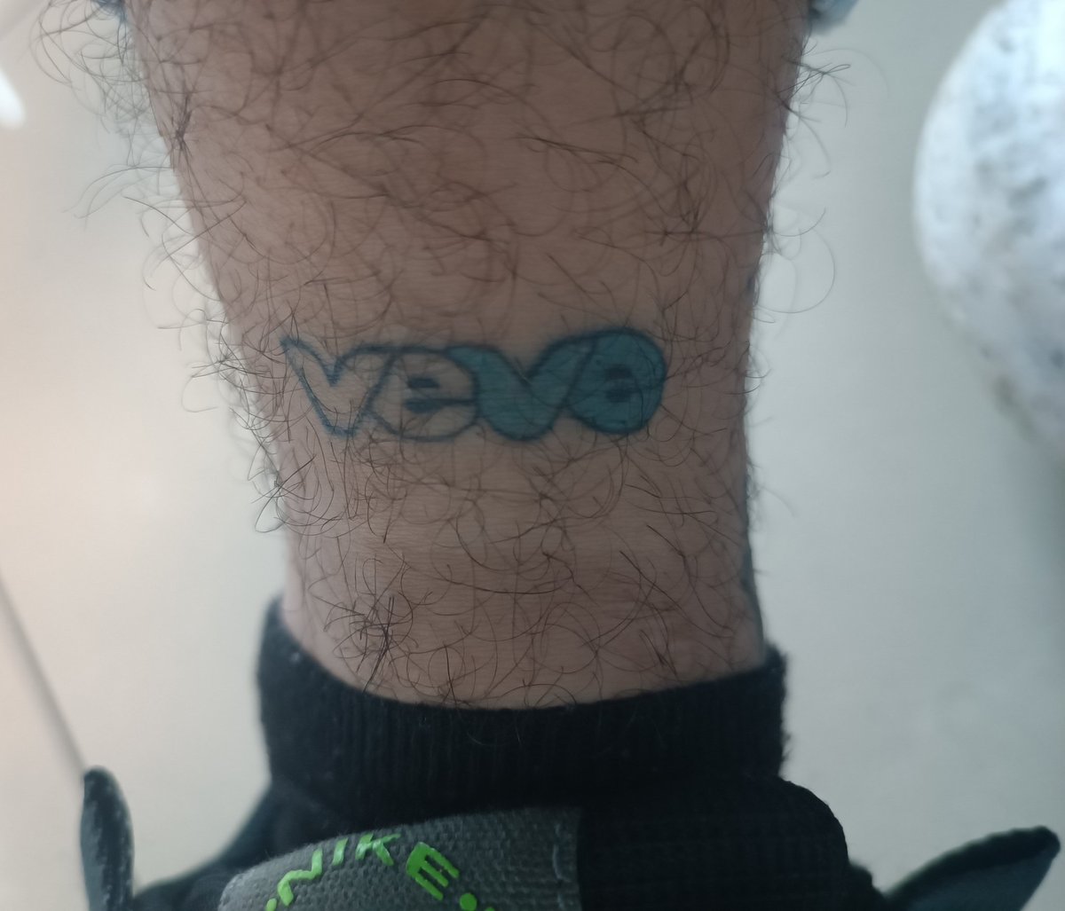 RogerB0107's tweet photo. @veve_official I minted myself since May 😎🔥 haha #VeveFirstTattoo sorry about my #Chewbacca FA leg🤣🤣🙌🏼 https://t.co/95gjZGcZz6