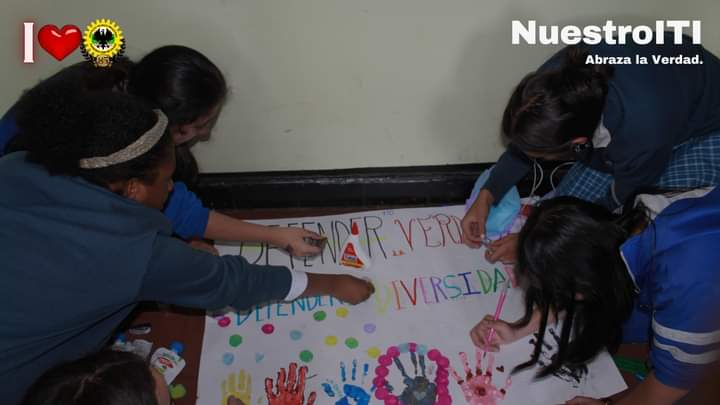 itifjdecaldas's tweet photo. La Jornada Tarde sede A trabajó unida demostrando la creatividad, también el interés de ser parte del proceso que nos permita estar en paz,en sana convivencia.
#LaEscuelaAbrazaLaVerdad
#miescuelaabrazalaverdad
 #legadoenlaescuela 
#festivalverdadypaz 
#escuelaverdadynorepeticion https://t.co/r3xGF0ulIK