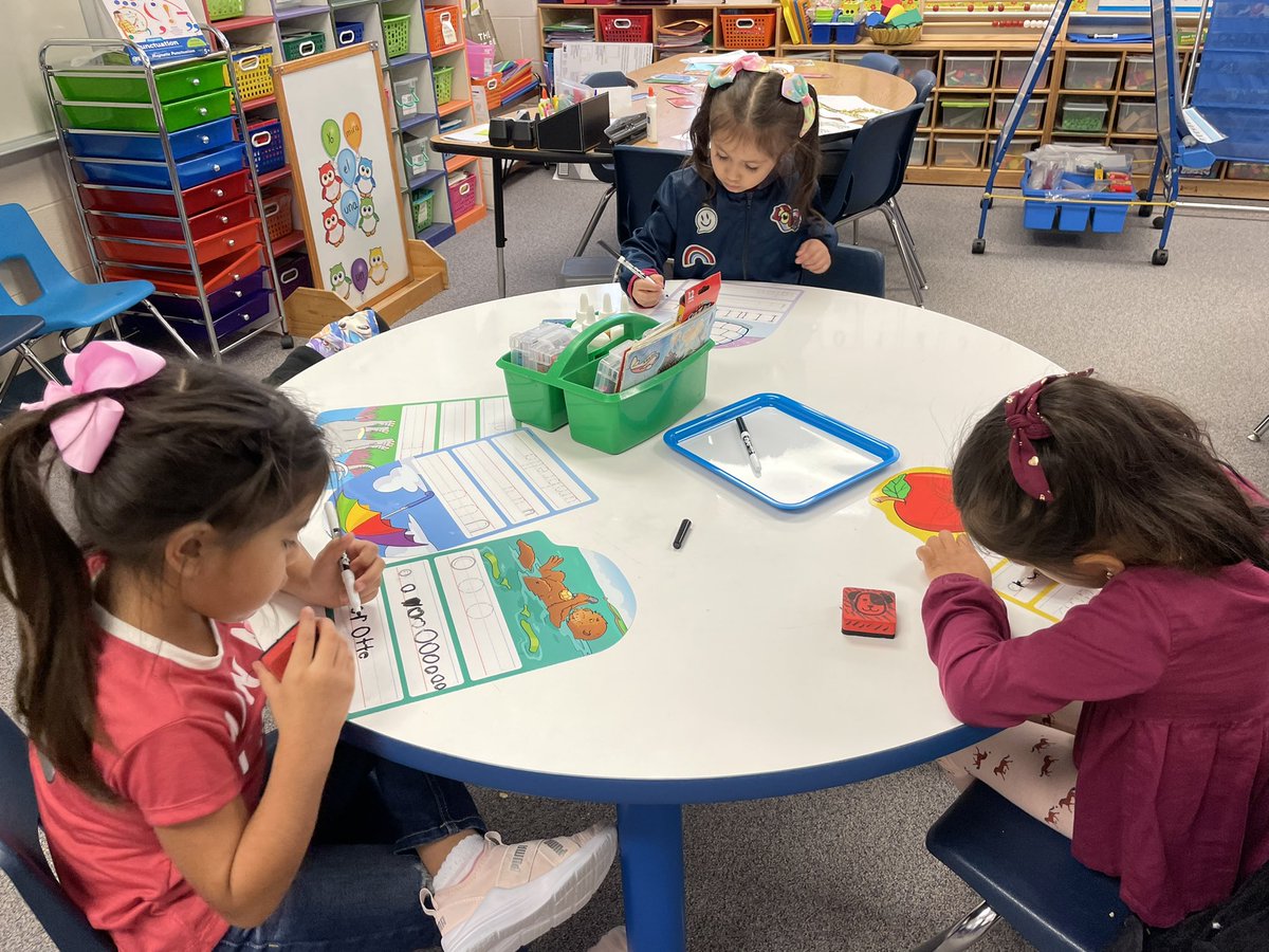 MrsLCuriel's tweet photo. Starting literacy center rotation! @HumbleISD_NBE https://t.co/xyao0sq6oj