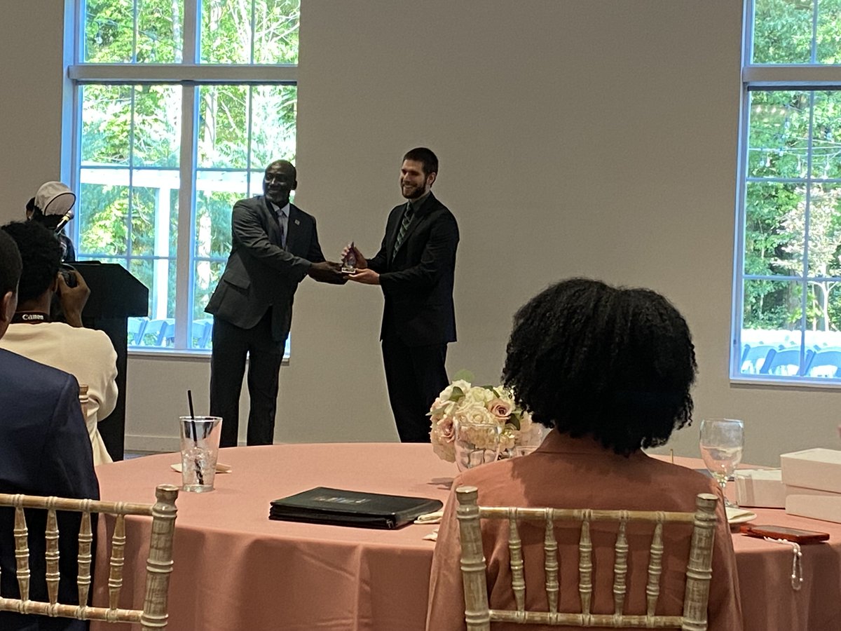AmHeartOhio's tweet photo. #NationalHealthCenterWeek! We're honored to celebrate the achievements of @HeartOfOhio in addressing health disparities. Congrats to David Brewer for your ongoing commitment to improving diabetes and hypertension for your patients! @DrBuhariMohamm1 #TargetBP https://t.co/qsQuJEBNMv
