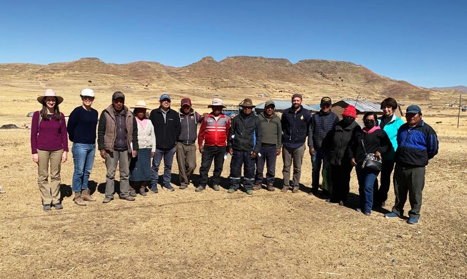 USEMBASSYPERU's tweet image. Visitamos los sitios arqueológicos de Wilamaya Patjxa y Soro Mik&apos;aya Patjxa, proyecto ganador del Fondo del Embajador 2021, donde se han encontrado vestigios de la cazadora prehistórica más antigua de las Américas, resaltando el importante rol de la mujer desde hace 9000 años