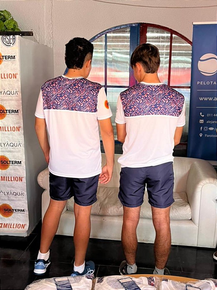 TenisCASLA's tweet photo. ¡Tenemos nueva indumentaria! 💙👕❤️

¿Qué les parece? 👇 https://t.co/afw6QCDdvm