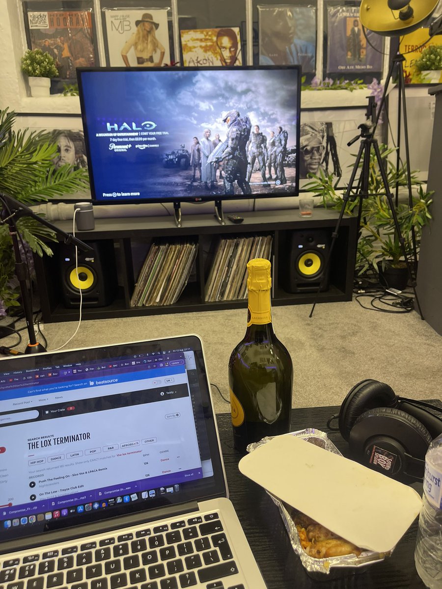 SoundboyT's tweet image. Cooking up the show for tomorrow. Catch me from 4-6pm Saturday on Ghana’s BiG Y @Y1079FM #TheSoundboySession