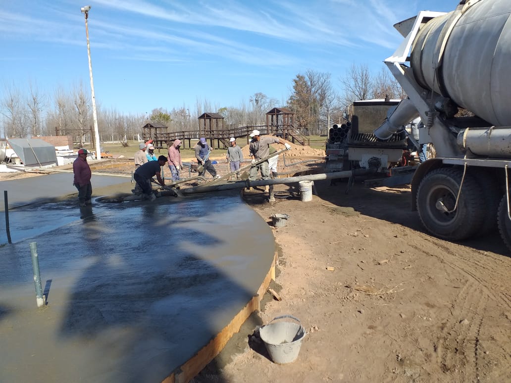 CAPujato's tweet photo. INSTALACIONES 

Siguen avanzando las obras en la Villa Deportiva

Trabajando sin parar en el nuevo espejo de agua para que los chicos puedan disfrutar aún más del verano en la pile del C.A.P 🇦🇹

#somoselpueblo
#veranopincharrata https://t.co/jSsr4AkkO7