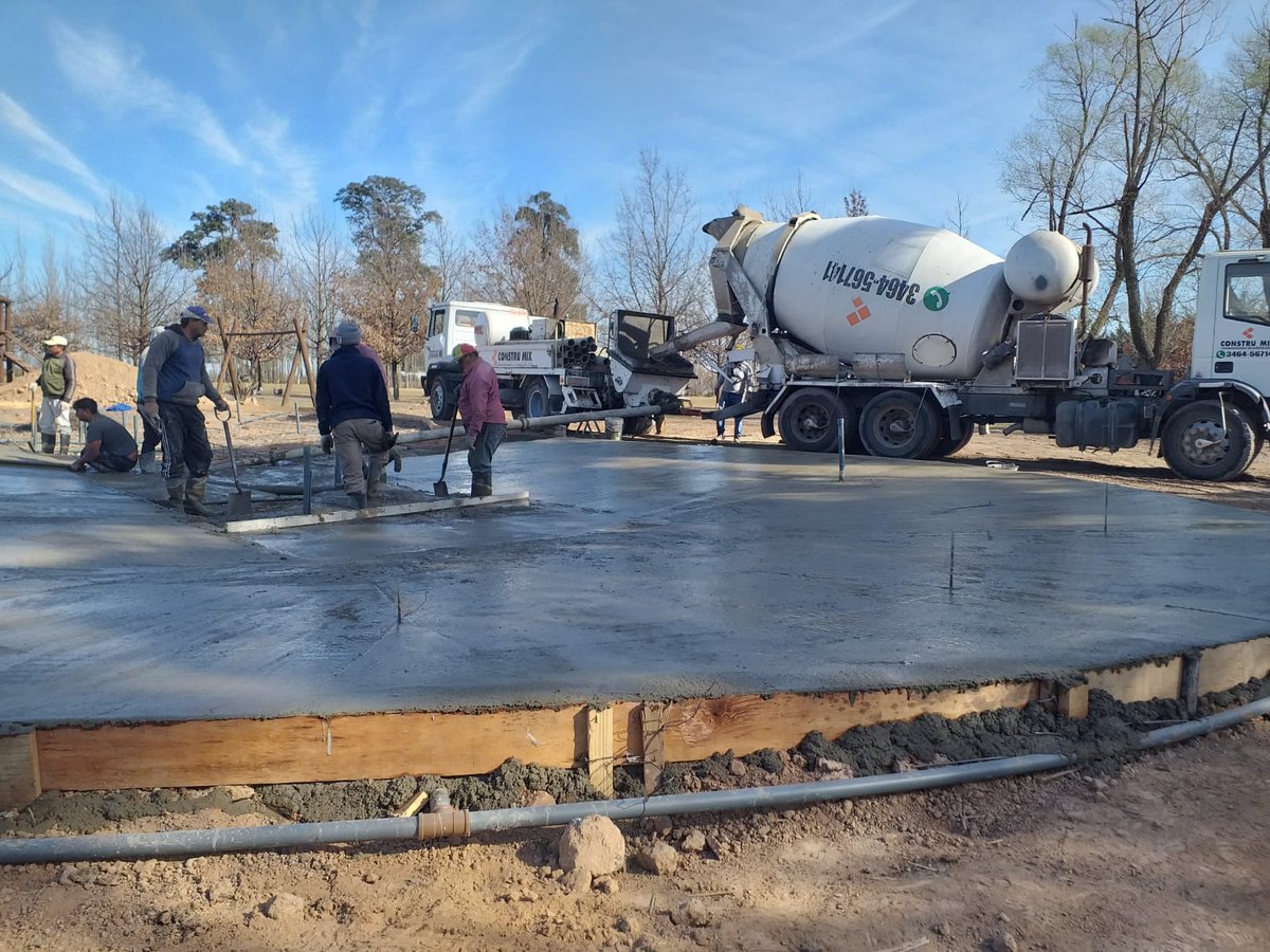 CAPujato's tweet photo. INSTALACIONES 

Siguen avanzando las obras en la Villa Deportiva

Trabajando sin parar en el nuevo espejo de agua para que los chicos puedan disfrutar aún más del verano en la pile del C.A.P 🇦🇹

#somoselpueblo
#veranopincharrata https://t.co/jSsr4AkkO7