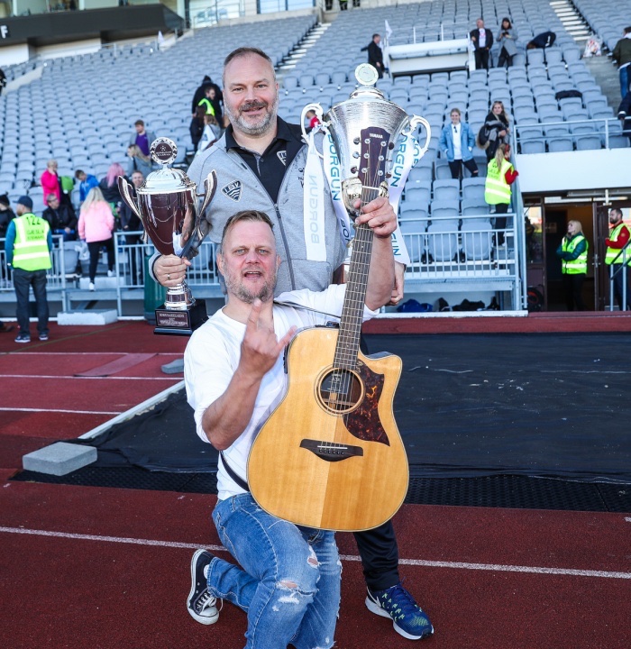 5 ár í dag frá þessum geggjaða bikarmeistaratitli. 
Til hamingju með daginn <a href="/knottur/">Kristján Gudmundsson</a> og allir hinir bandalagsmenn nær og fjör!  #fotbolti <a href="/stevedagskra/">Steve Dagskrá</a>