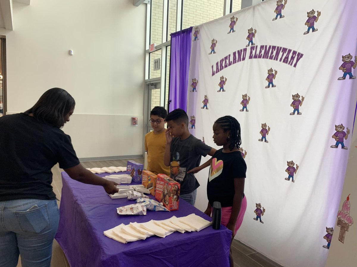 pcperez814's tweet photo. StuCo @HumbleISD_LLE had an Ice Cream Social to show appreciation to teachers and staff. THANKS for an amazing start to the new school year! @Landerson618 @LuciSchulz1 @MsBenton_LLE_AP @ArmyAg86 https://t.co/rAA2kfcPc3