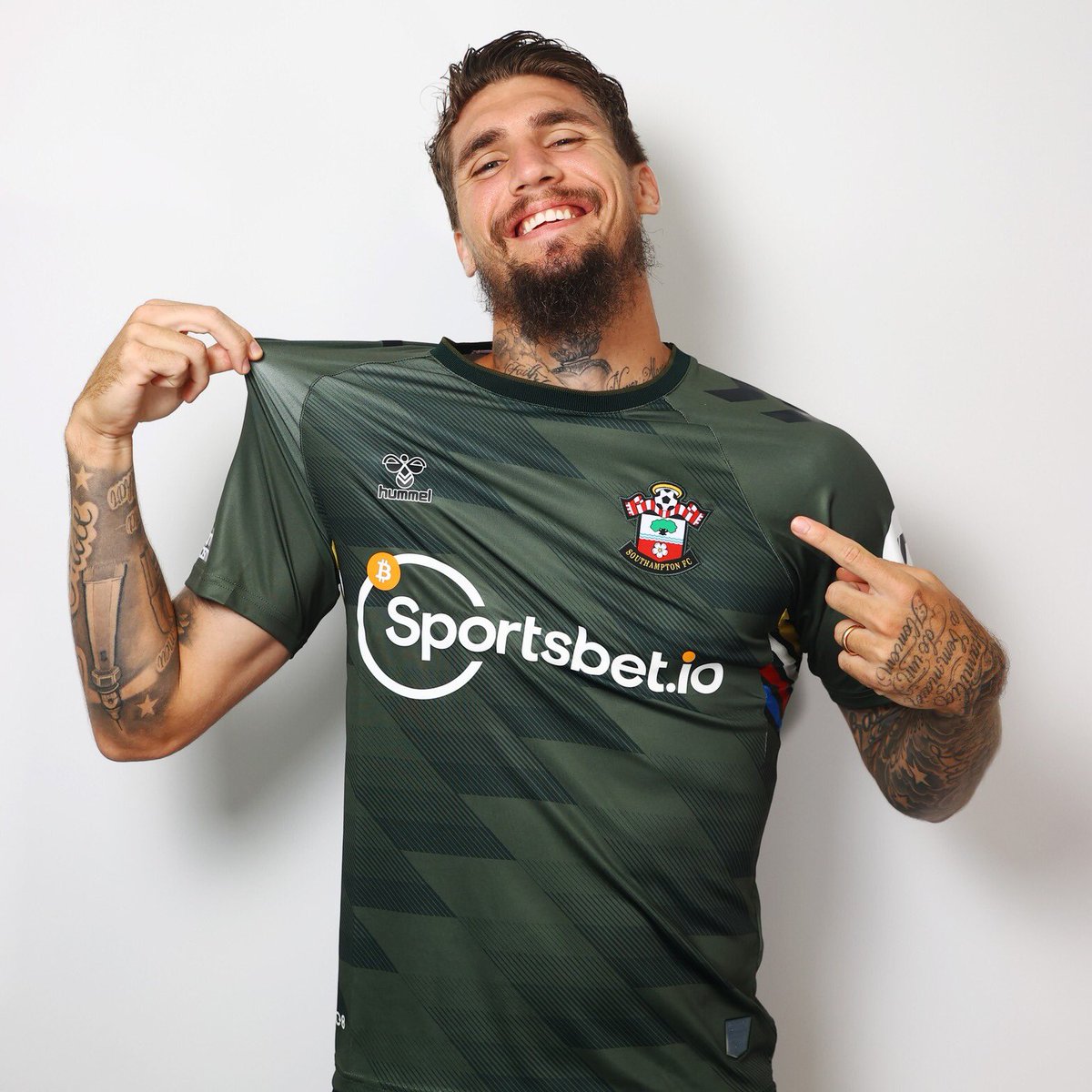 IF #SaintsFC beat Leeds United tomorrow… I will randomly pick one saints fan who retweets this tweet, and buy them a new #SaintsFC shirt of their choice! <a href="/hummel1923/">hummel</a> 🔴⚪️