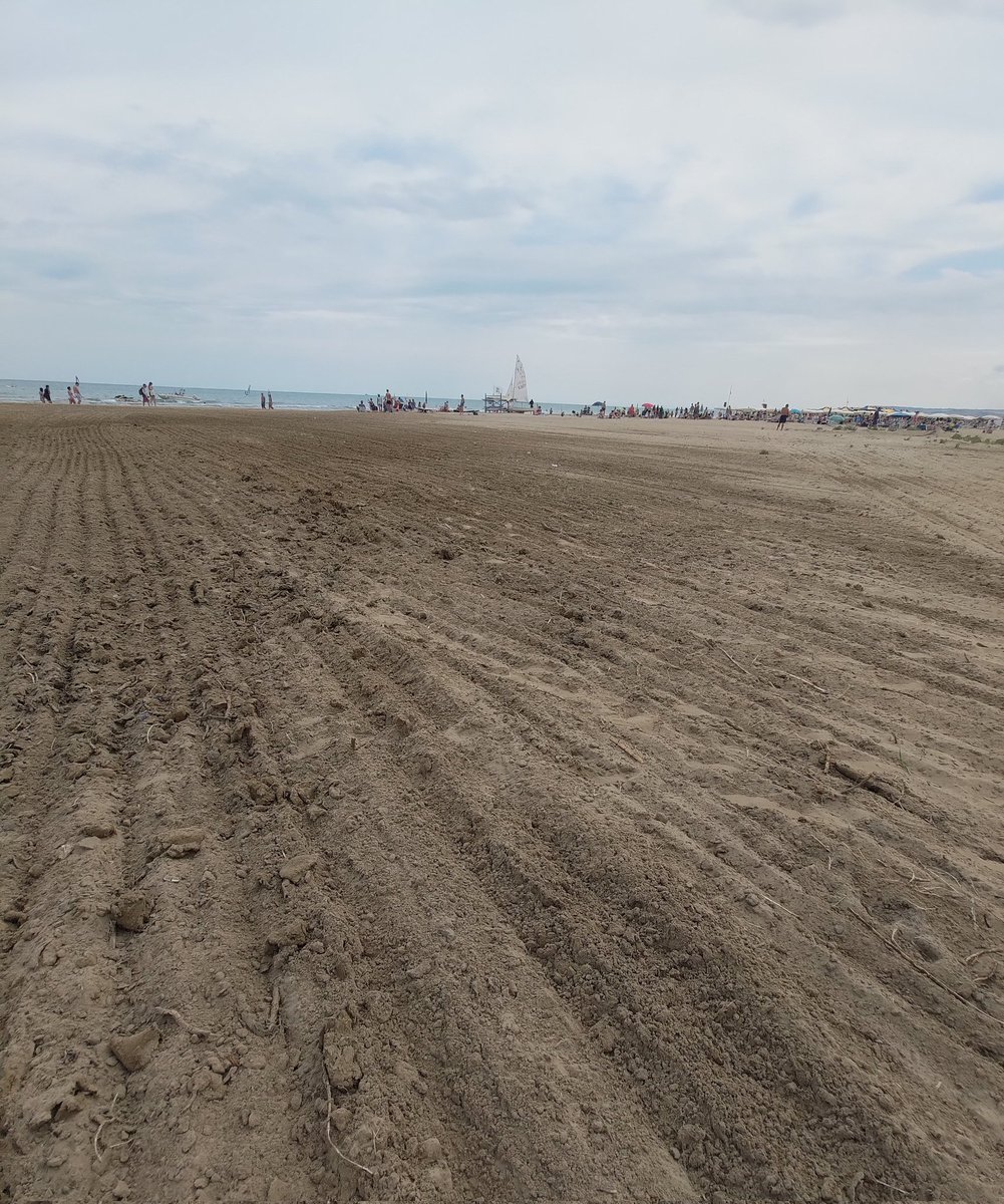 MartiComparelli's tweet photo. #JovaBeachParty lascia le spiaggia meglio di come le trova https://t.co/fZ4NvlGePg